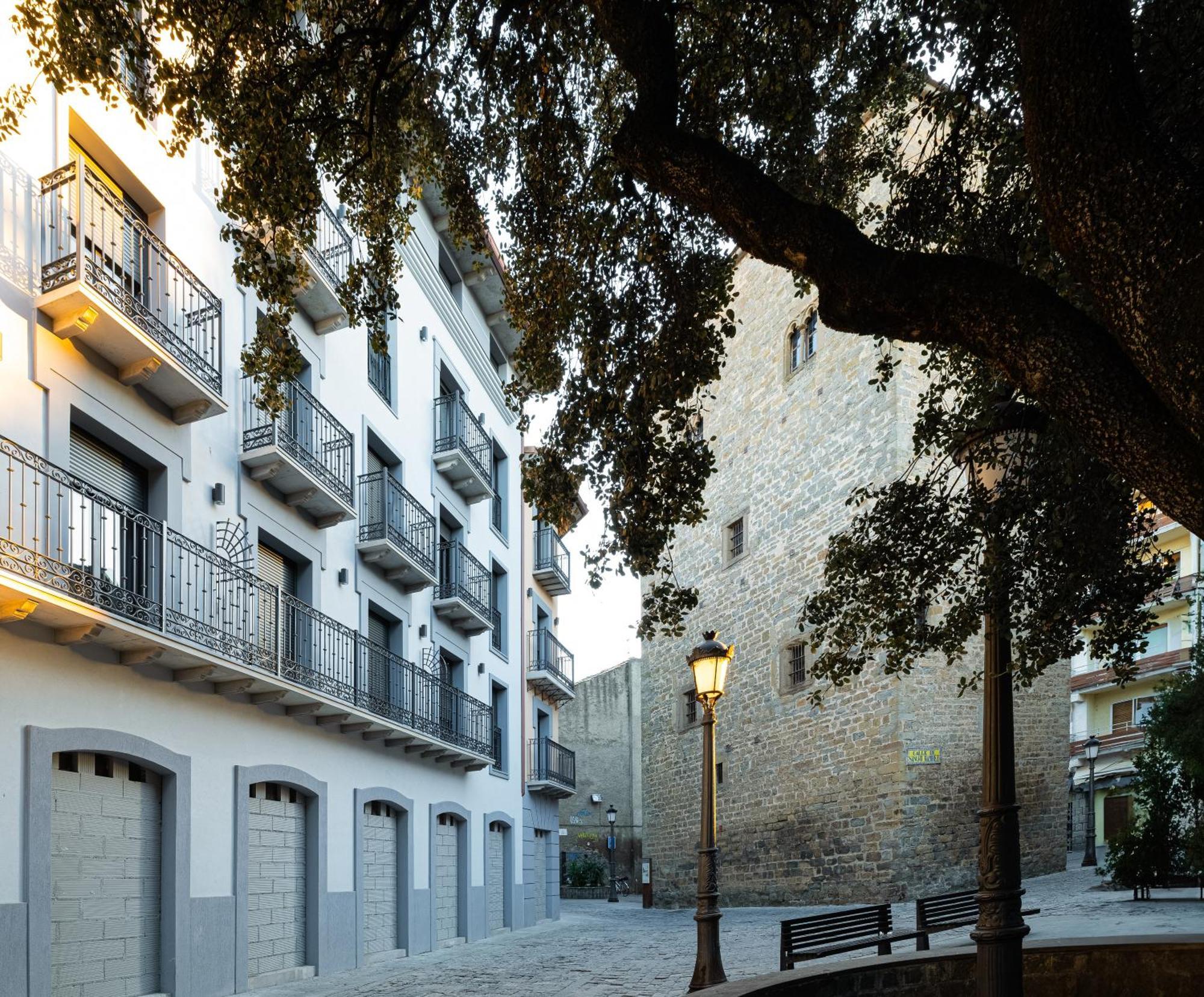 Apartamentos Torre Del Reloj Jaca Exterior foto