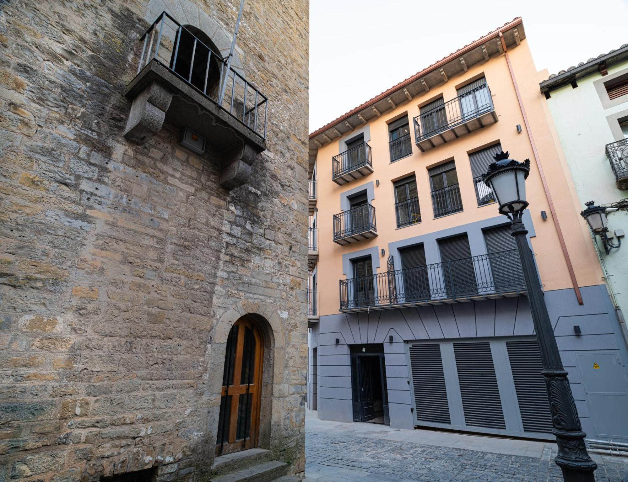Apartamentos Torre Del Reloj Jaca Exterior foto